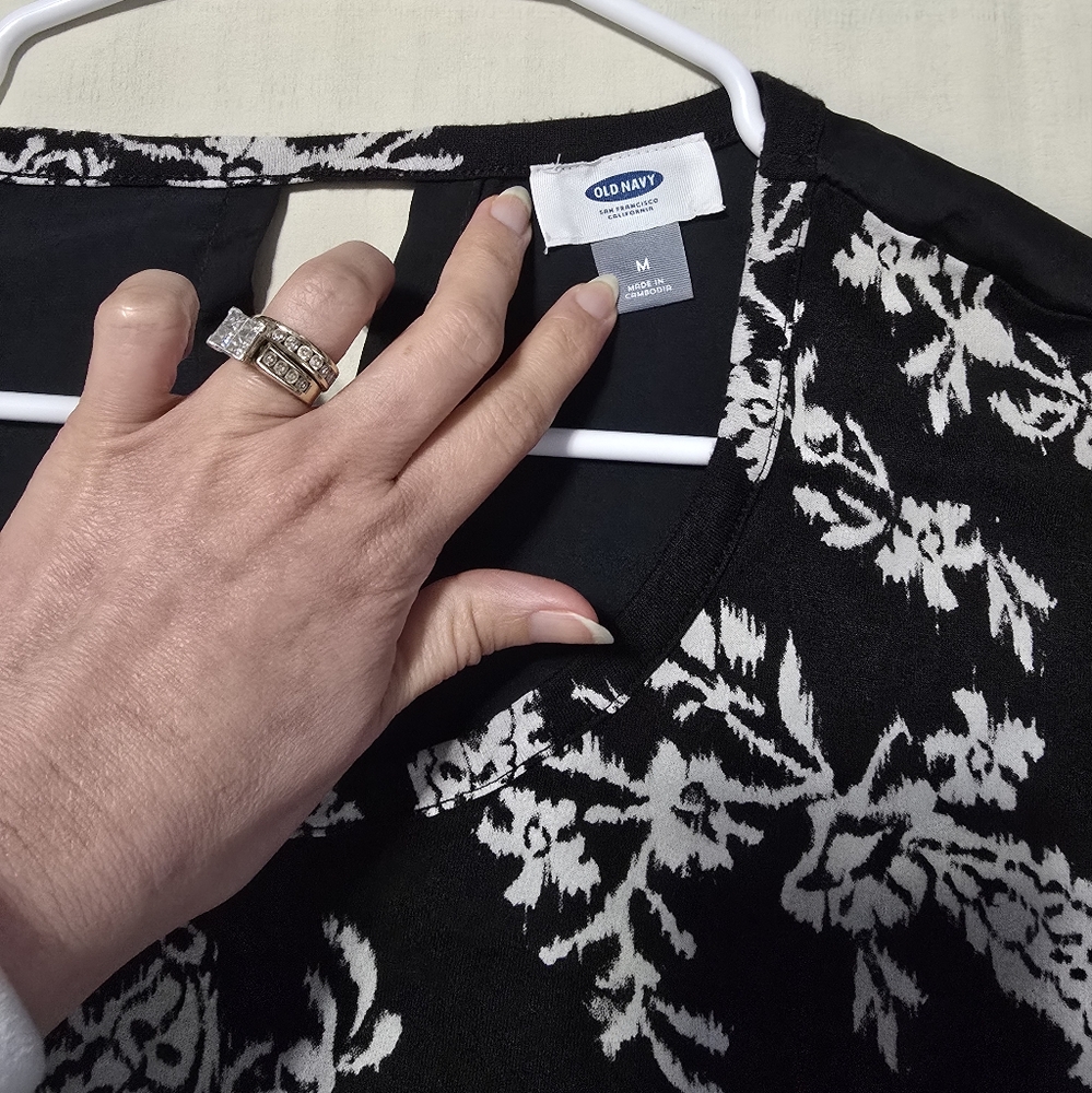 Old Navy Black and White Patterned Women's Top - Picture 6 of 7